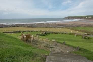 Beach Breeze Croyde 2 Bed, Sleeps 4 5, Sea Beach Views