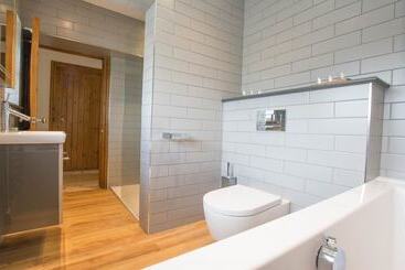 Beach Breeze Croyde 2 Bed, Sleeps 4 5, Sea Beach Views