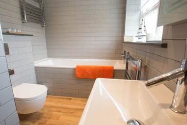 Beach Breeze Croyde 2 Bed, Sleeps 4 5, Sea Beach Views