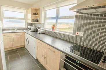 Beach Breeze Croyde 2 Bed, Sleeps 4 5, Sea Beach Views