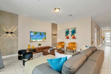 Edgy, Modern 6 Bed 5 Bath
