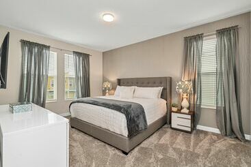 Edgy, Modern 6 Bed 5 Bath