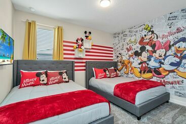 Edgy, Modern 6 Bed 5 Bath