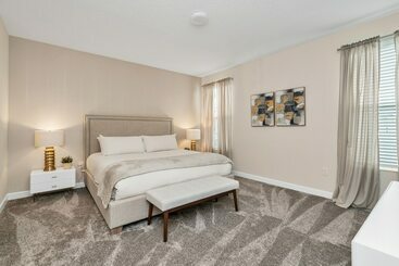 Edgy, Modern 6 Bed 5 Bath