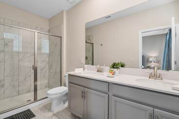 Edgy, Modern 6 Bed 5 Bath