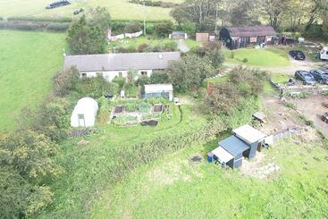 Inviting 2 Bed Cottage In Newcastle Emlyn