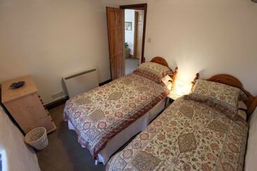 Inviting 2 Bed Cottage In Newcastle Emlyn