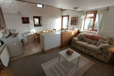 Inviting 2 Bed Cottage In Newcastle Emlyn