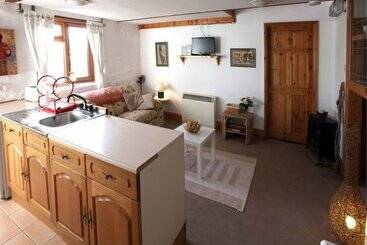 Inviting 2 Bed Cottage In Newcastle Emlyn