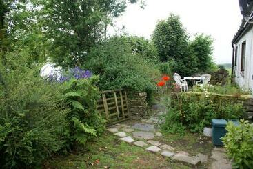 Inviting 2 Bed Cottage In Newcastle Emlyn