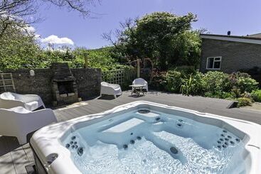 Ladywell Croyde 6 Bedrooms, Sleeps 12, Hot Tub
