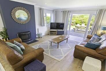 Ladywell Croyde 6 Bedrooms, Sleeps 12, Hot Tub