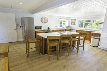 Ladywell Croyde 6 Bedrooms, Sleeps 12, Hot Tub