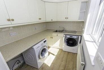 Ladywell Croyde 6 Bedrooms, Sleeps 12, Hot Tub