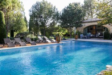 קוטג'' Mas Au Cœur De La Provence & Spa