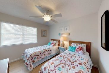Seaturtle Cottage By Hodnett Cooper