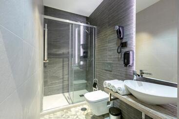 هتل Hostal Anton Martin