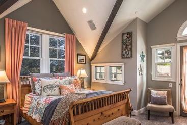 3703 La Gloria Cottagebythesea
