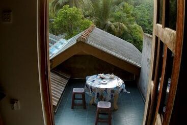 پانسیون Bee Line Cinnamon Estate Villa