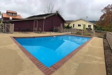 Raven Suite At Rellik House. Winery & Alpaca Farm