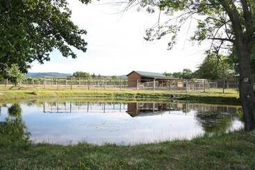 茅舍 Rellik House. Winery And Alpaca Farm