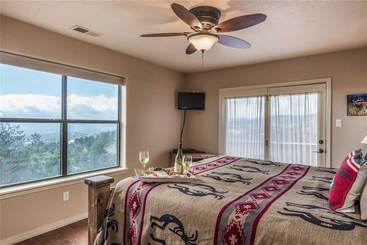 2 Spirit Lodge  Two Bedroom Cabin With Hot Tub