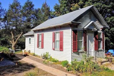 White_fence_english_ivy_cottage