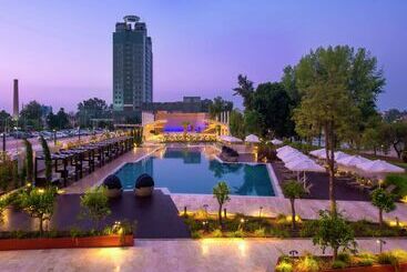 هتل Adana Hiltonsa