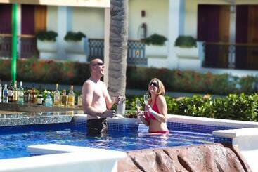 ホテル Crown Paradise Club All Inclusive