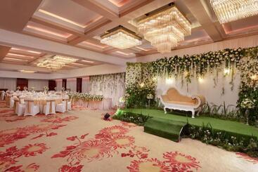 هتل Earls Regency