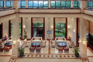 هتل Earls Regency