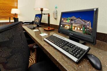 هتل Holiday Inn Lethbridge, An Ihg