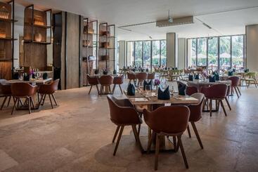 هتل Holiday Inn Resort Sanya Bay, An Ihg