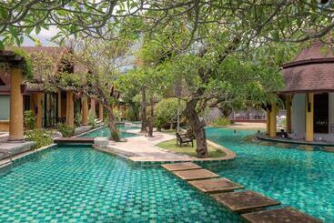 בית מלון כפרי The Village Resort & Spa   Sha Plus