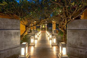 בית מלון כפרי The Village Resort & Spa   Sha Plus