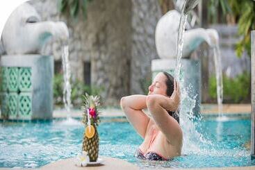 בית מלון כפרי The Village Resort & Spa   Sha Plus