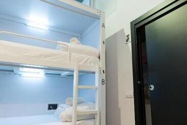 Airhostel Barcelona Airport 24h