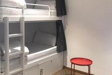 Airhostel Barcelona Airport 24h