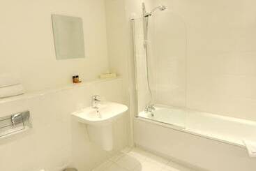 هتل Premier Suites Plus Bristol Cabot Circus