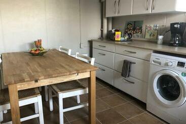 پانسیون Light & Spacious Home
