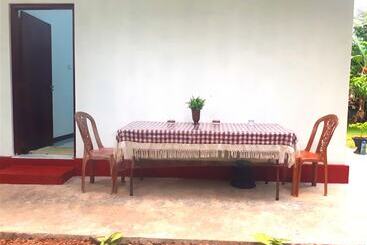 پانسیون Nadee Villa Guest House
