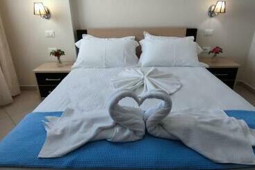 تختخواب و صبحانه Perivolos Apartments
