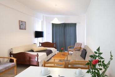 Debbiexenia Hotel Apartments