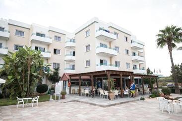 Debbiexenia Hotel Apartments