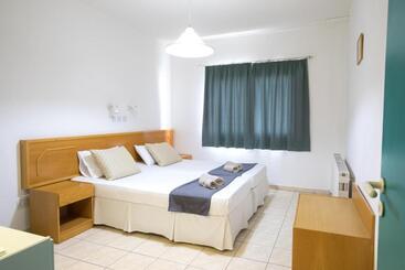 Debbiexenia Hotel Apartments