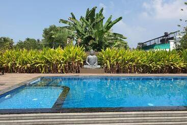 هتل Alleppey Haven Beach Villa