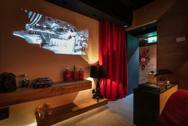 هتل Zrooms&suites Hostel Boutique