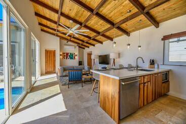 پانسیون Villa Topaz Above West Bay With 360 Degree Views!
