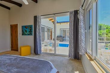 پانسیون Villa Topaz Above West Bay With 360 Degree Views!