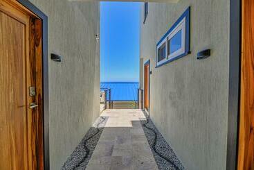 پانسیون Villa Topaz Above West Bay With 360 Degree Views!